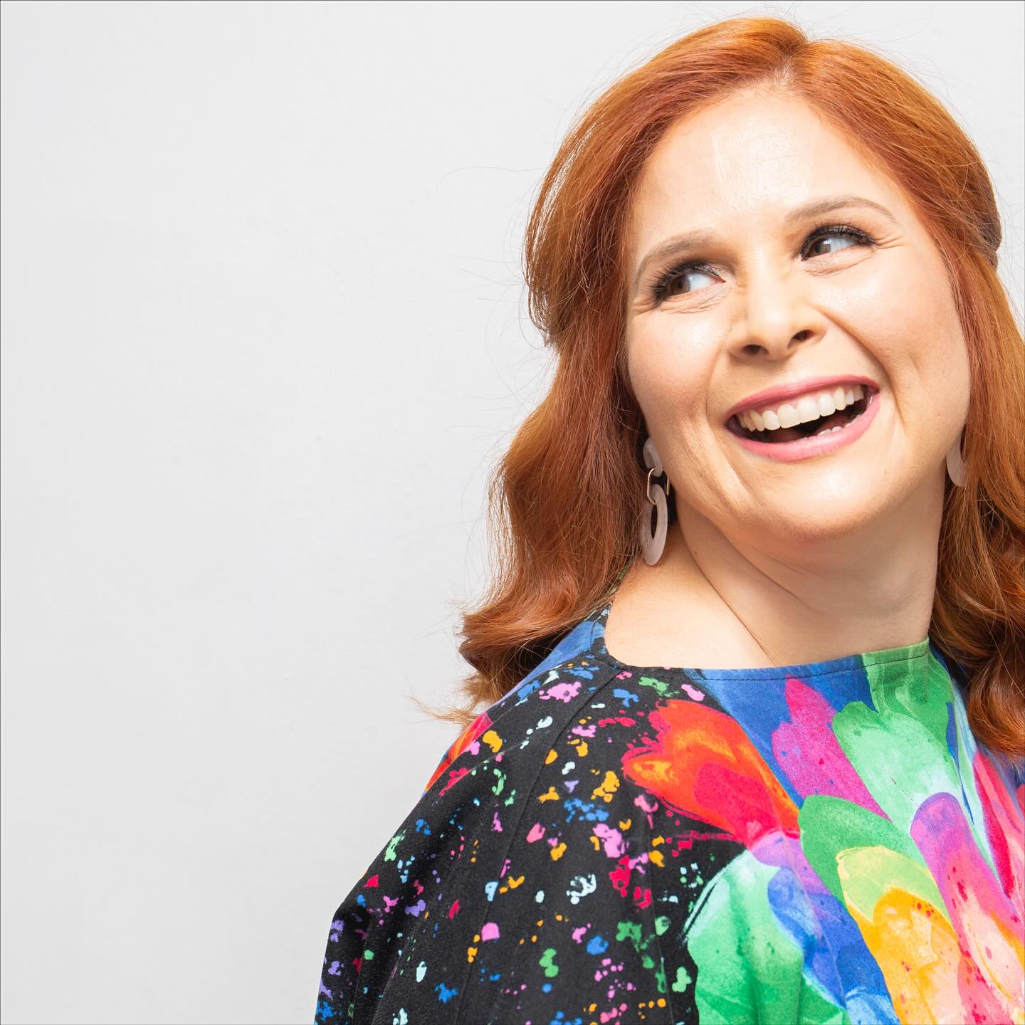 Madeline Rivera, coach transformacional, sonriendo en retrato profesional