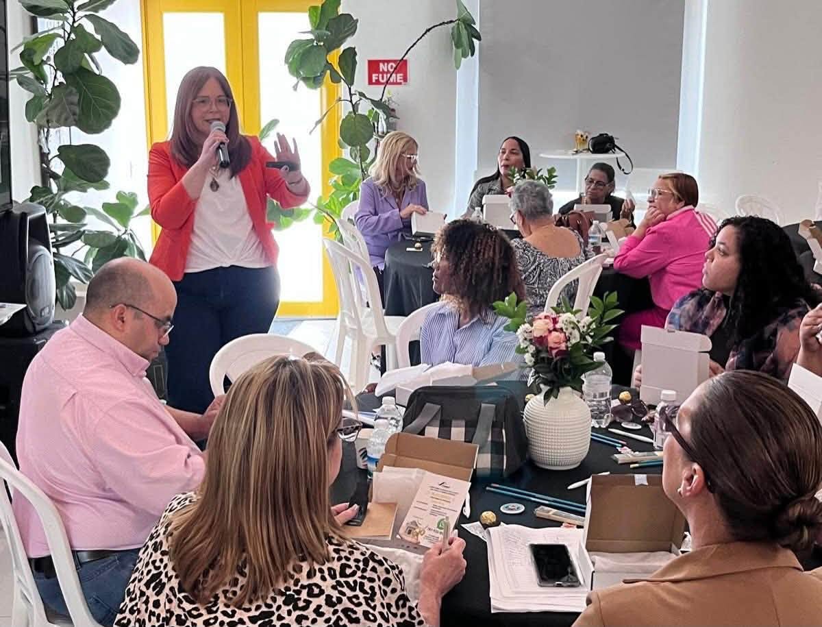 Madeline Rivera facilitando una experiencia corporativa con autoridad