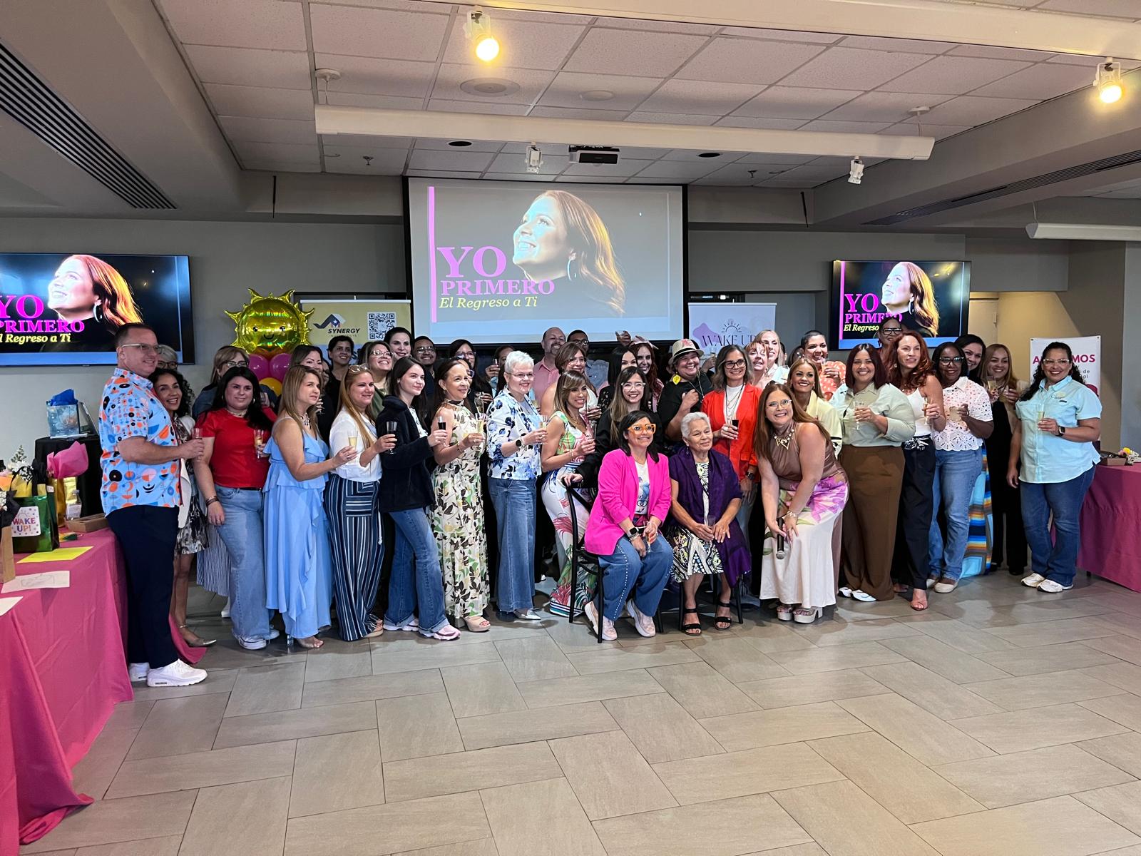 Mujeres celebrando juntas en una experiencia Wake Up! Yo Primero